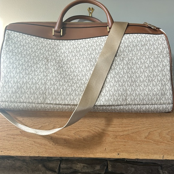 Michael kors duffle bag Euc - Picture 3 of 7